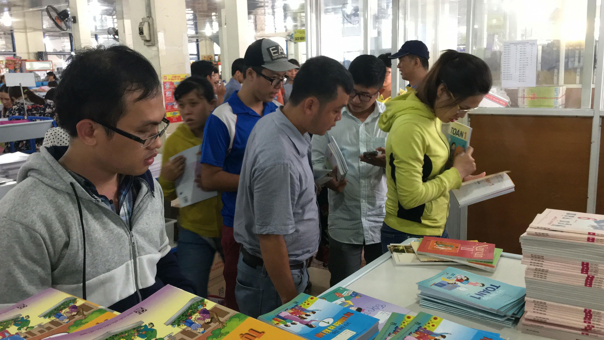 Thiếu sách giáo khoa: Do độc quyền?