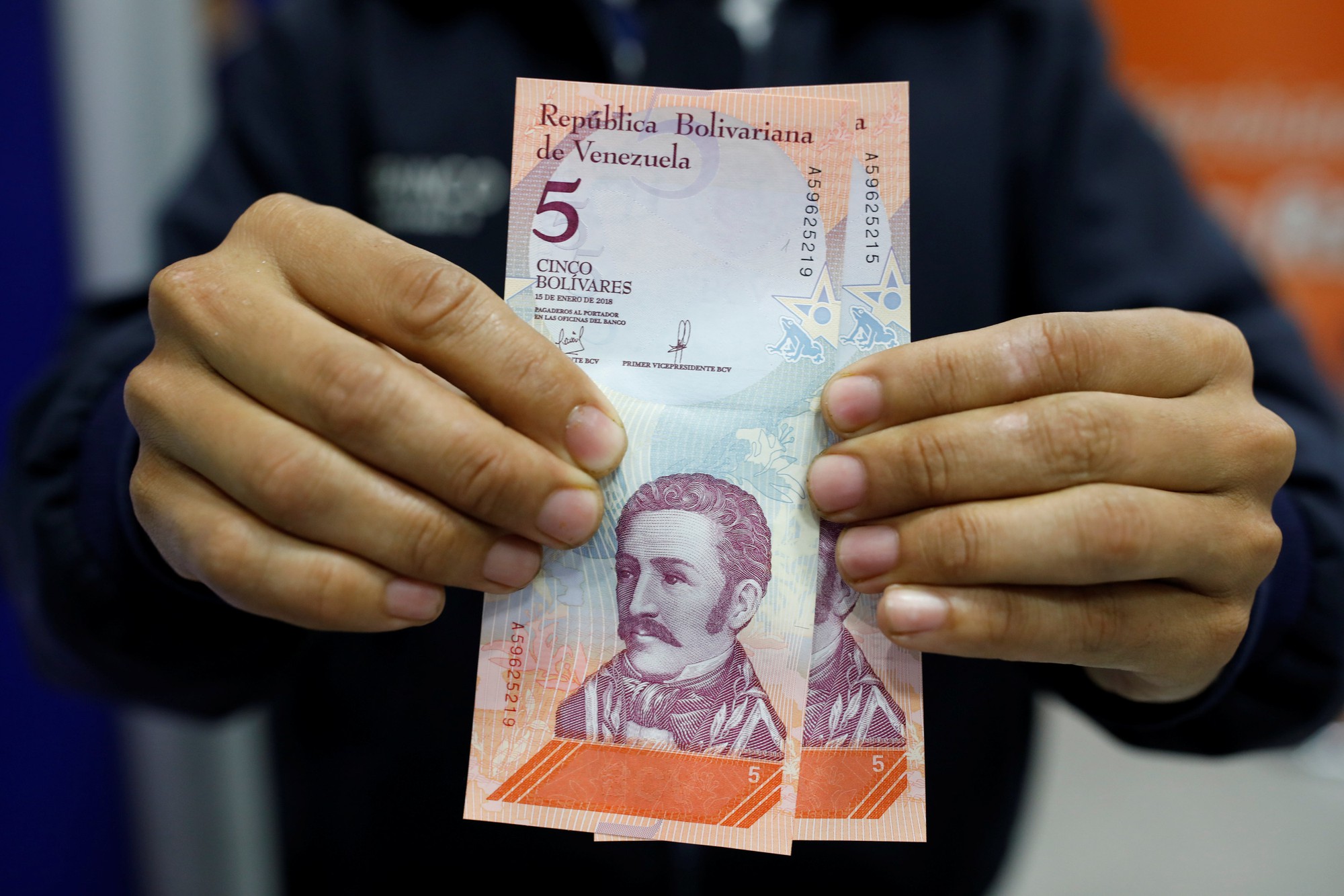 Venezuela "tê liệt" vì tiền mới