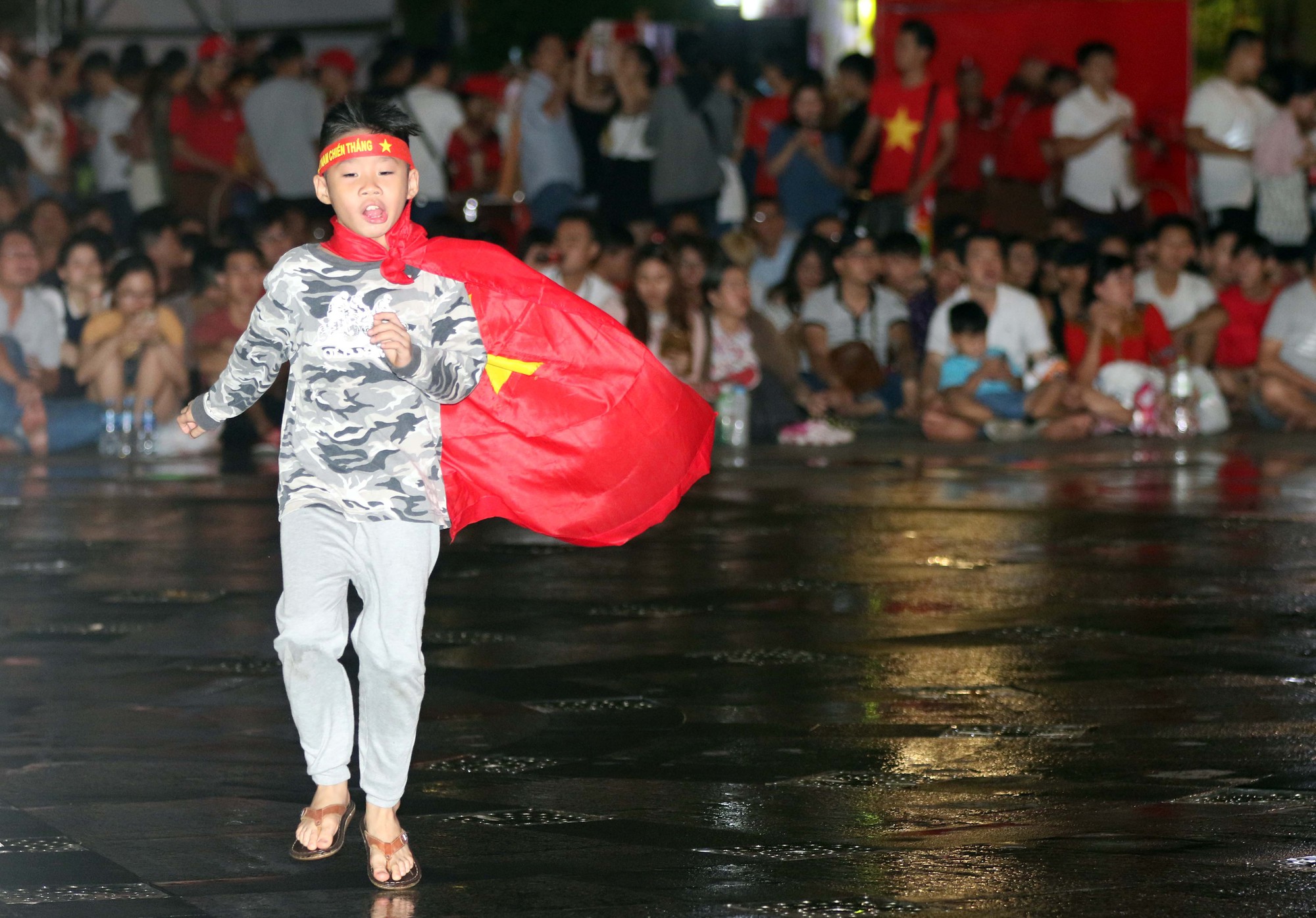 CĐV TP HCM diễu h&agrave;nh ăn mừng bằng xe m&aacute;y sau trận thắng muộn của Olympic Việt Nam - Ảnh 5.