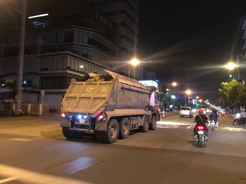 Xe tải nặng g&acirc;y khiếp h&atilde;i ở nội đ&ocirc; - Ảnh 1.