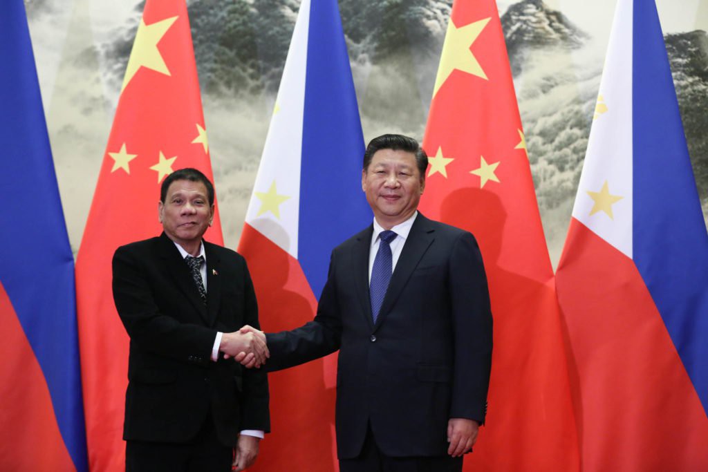 Tổng thống Philippines cảnh báo "dao rựa" với Trung Quốc