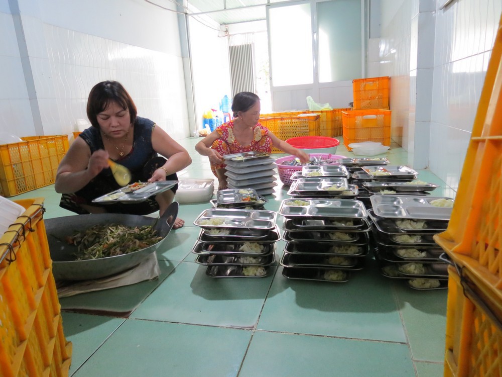 Tạm ngưng hoạt động công ty suất ăn công nghiệp nhếch nhác