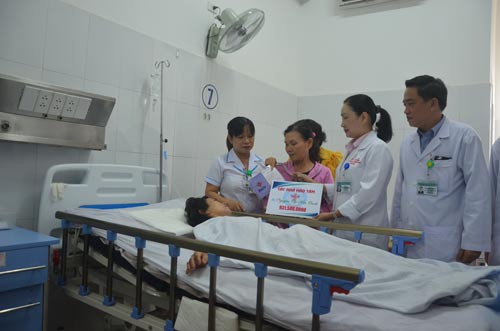 Trao 2,5 tỉ đồng hỗ trợ 4 nạn nhân vụ xe rước dâu gặp nạn