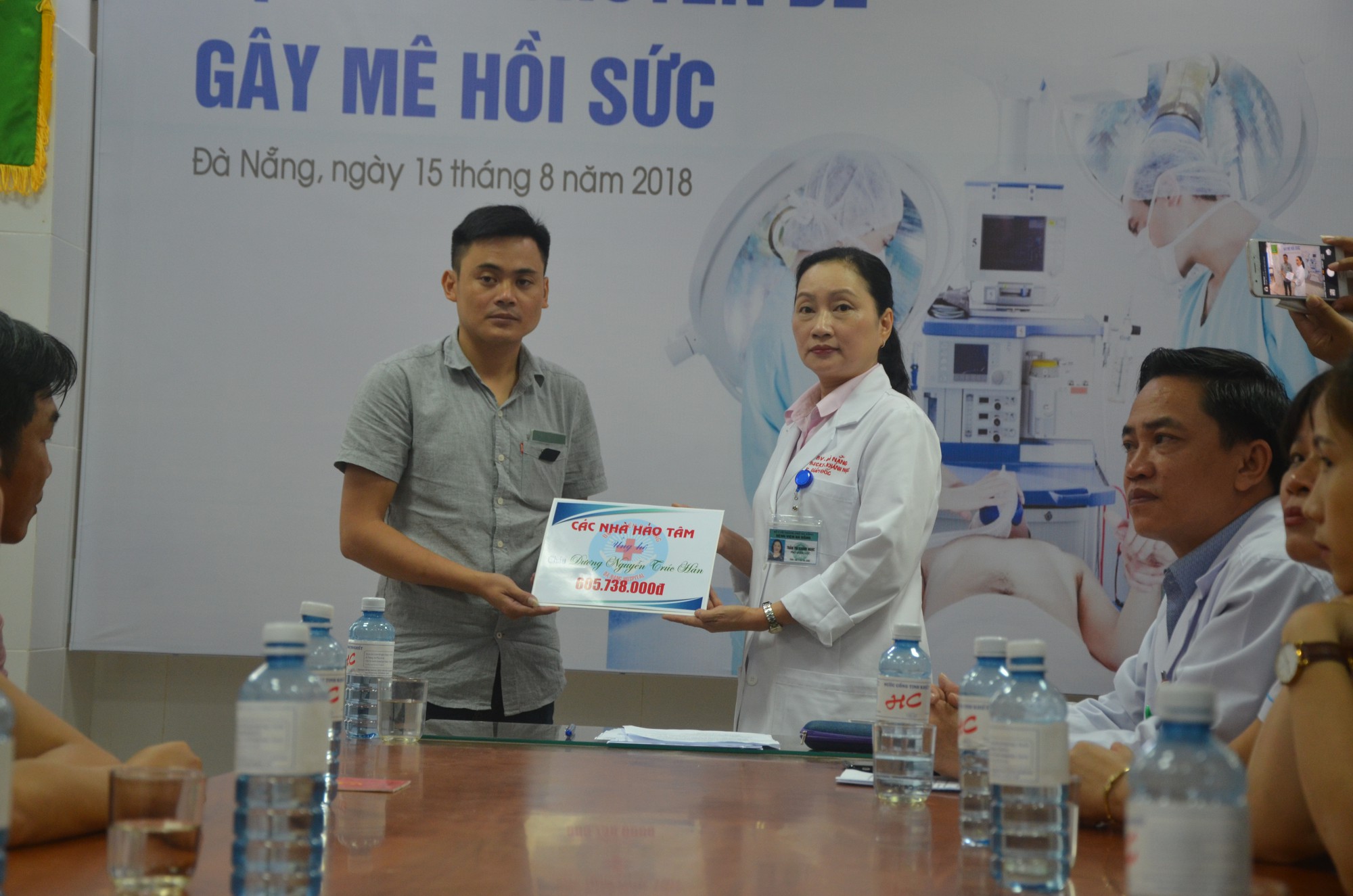 Vụ xe rước d&acirc;u gặp nạn: Trao gần 2,5 tỉ đồng cho 4 bệnh nh&acirc;n sống s&oacute;t - Ảnh 1.