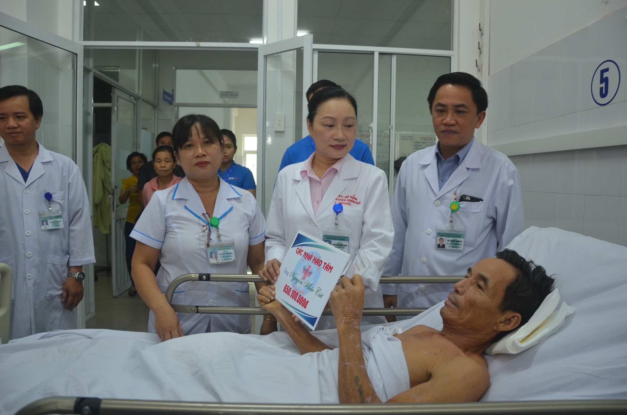 Vụ xe rước d&acirc;u gặp nạn: Trao gần 2,5 tỉ đồng cho 4 bệnh nh&acirc;n sống s&oacute;t - Ảnh 2.