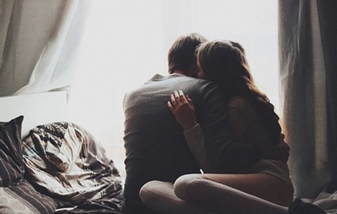 Trong lúc say, tôi lỡ qua đêm với bạn thân...
