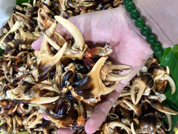 Bắt cua đồng, bẻ đ&ocirc;i c&agrave;ng chuyển m&aacute;y bay ra H&agrave; Nội - Ảnh 2.