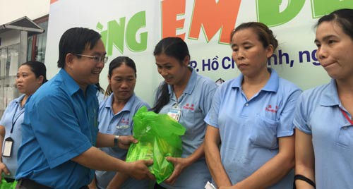 Tặng 10.000 quyển tập cho con công nhân