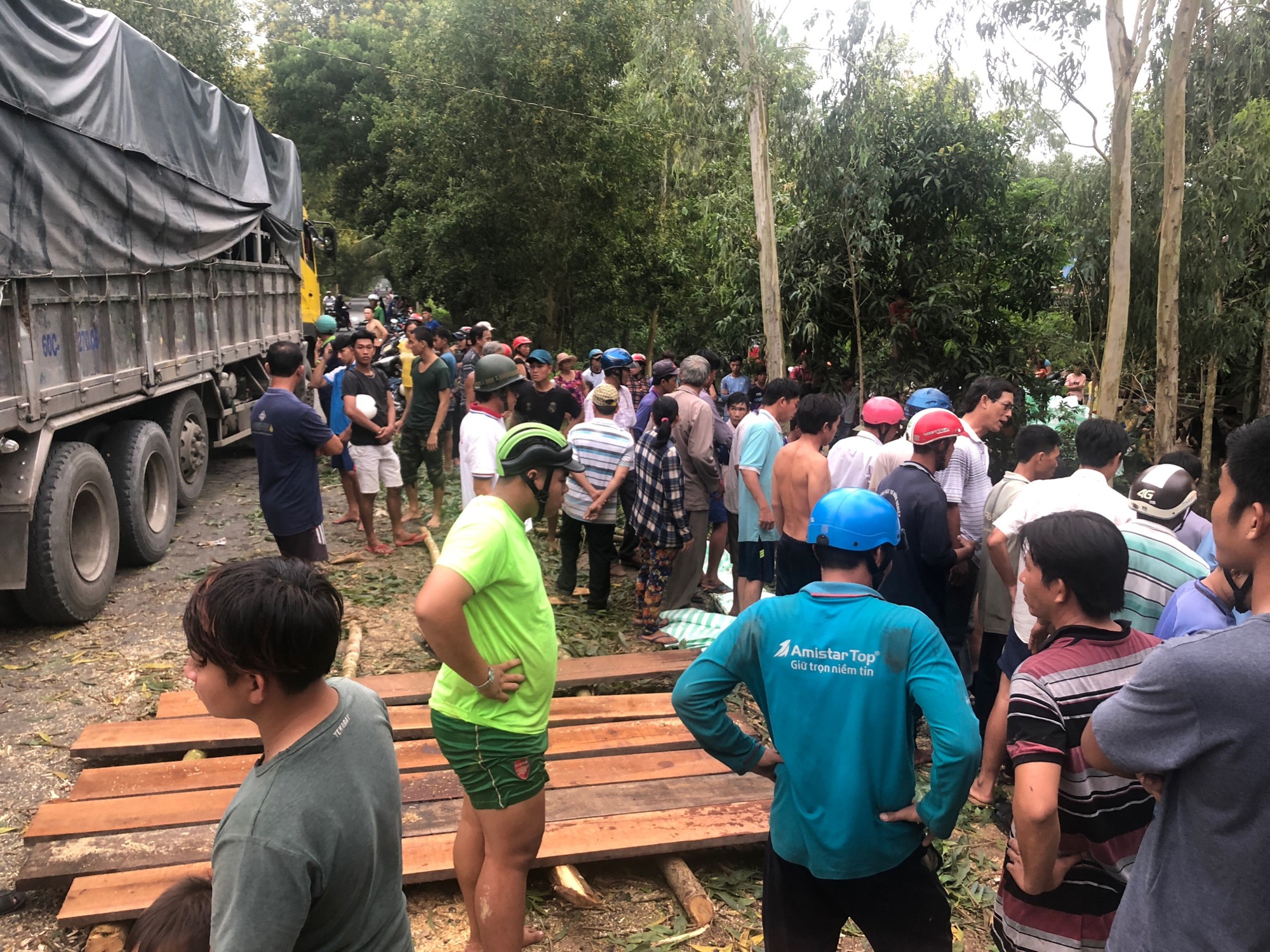 Khẩn trương cứu h&agrave;ng trăm ha l&uacute;a do vỡ cống - Ảnh 2.