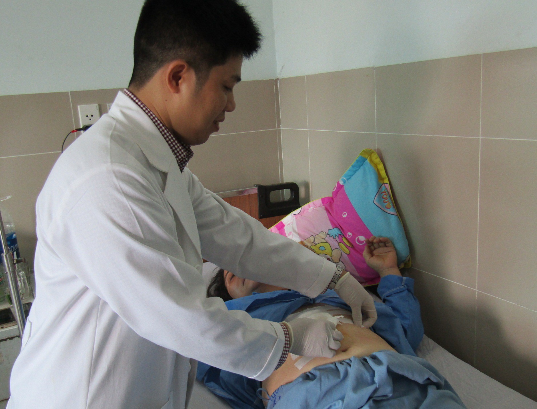 Suýt thủng dạ dày, sốc nhiễm trùng do nuốt xương cá ngát