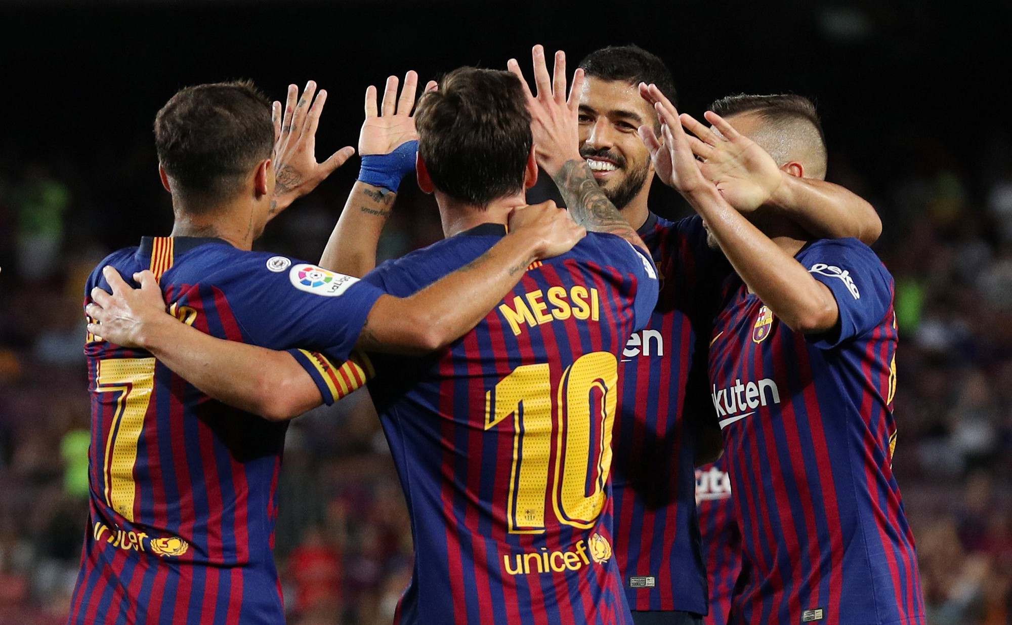 Công nghệ VAR giúp Barcelona và Bayern thoát chết - Ảnh 3.