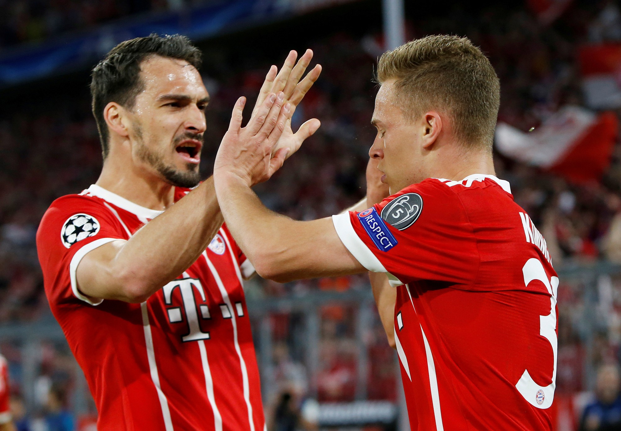 Công nghệ VAR giúp Barcelona và Bayern "thoát chết"