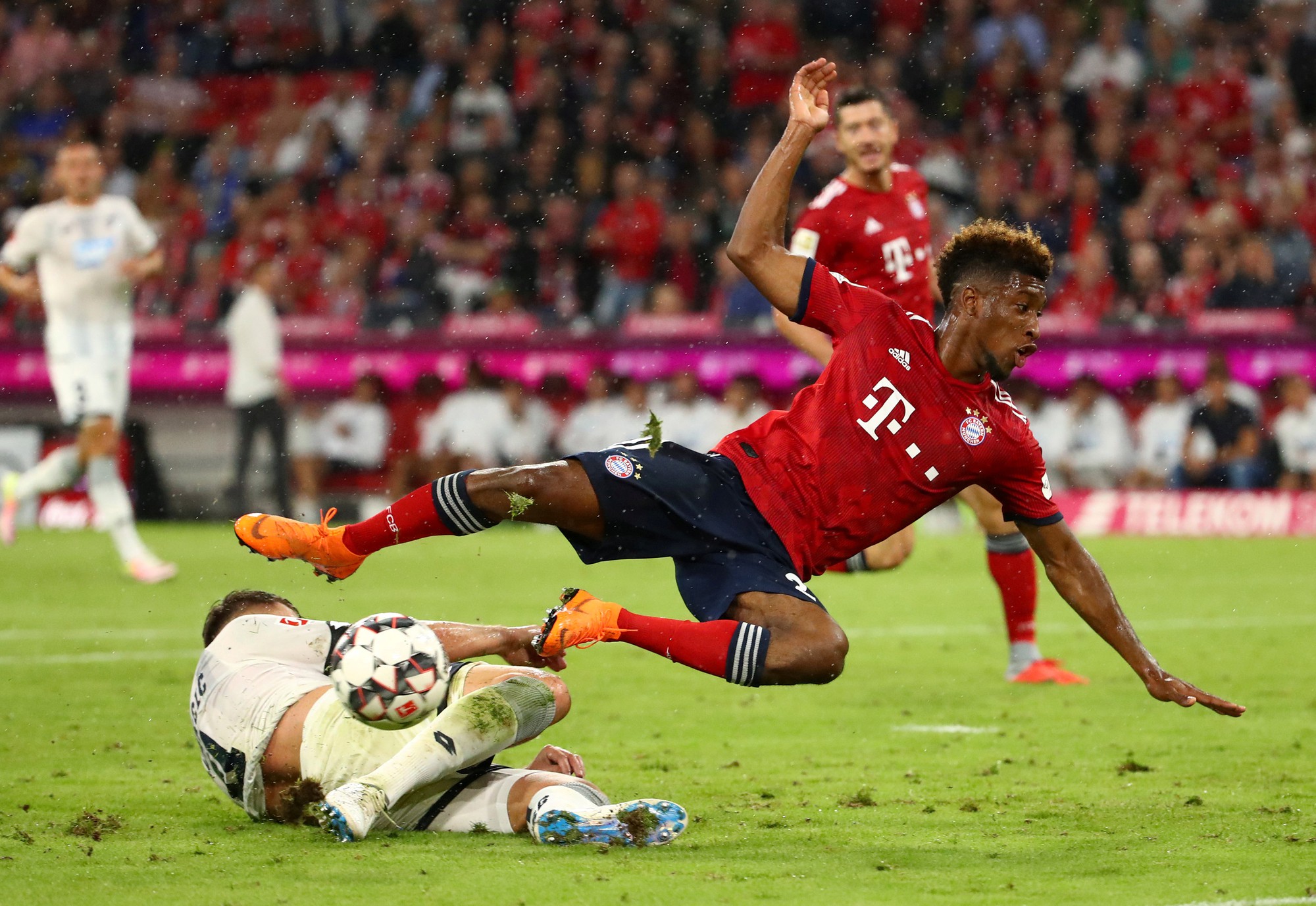 Công nghệ VAR giúp Barcelona và Bayern thoát chết - Ảnh 4.