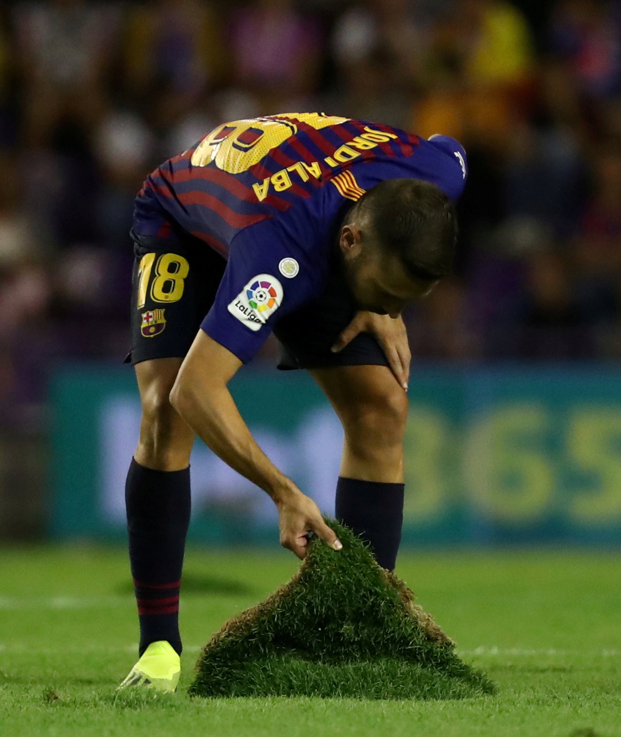 Công nghệ VAR giúp Barcelona và Bayern thoát chết - Ảnh 1.