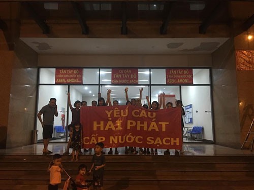 Cư dân Tân Tây Đô than trời vì nước bẩn