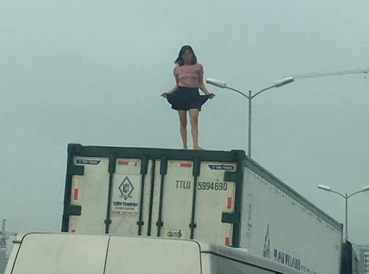 Người phụ nữ mặc váy quậy "tưng bừng" trên nóc thùng xe container