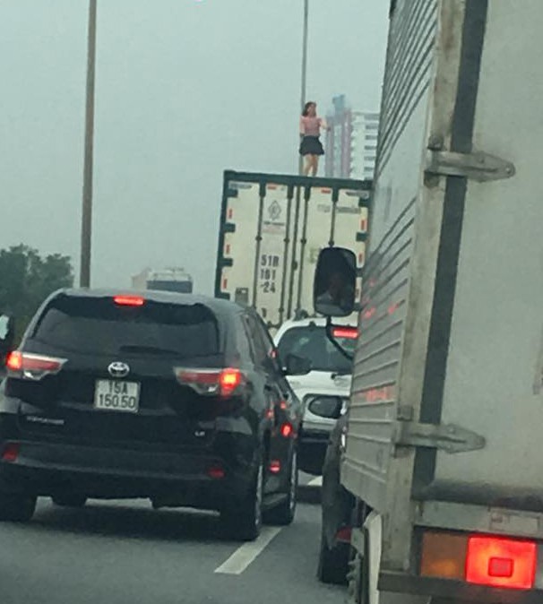 Người phụ nữ mặc v&aacute;y quậy tưng bừng tr&ecirc;n n&oacute;c th&ugrave;ng xe container - Ảnh 2.
