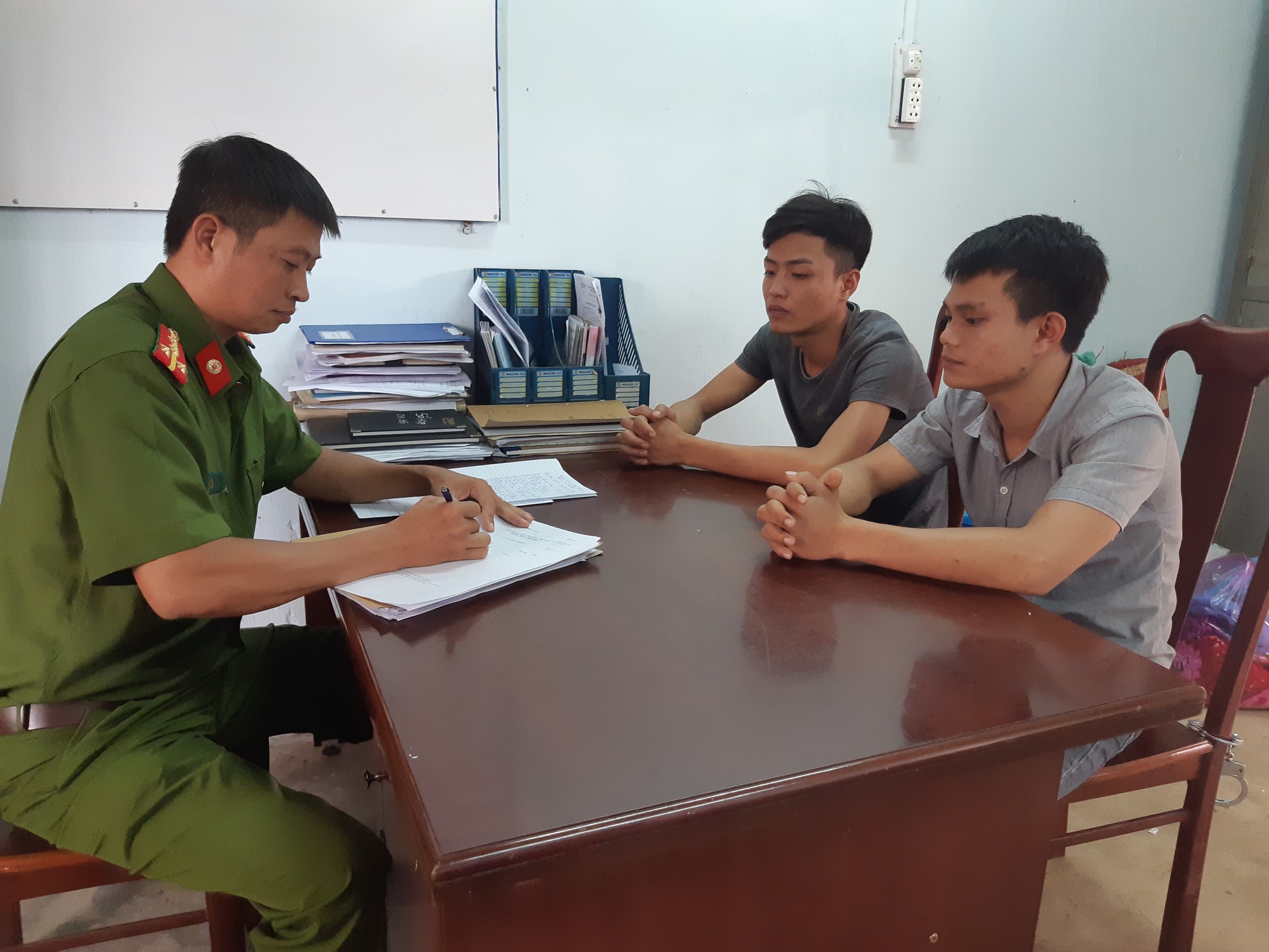 Chém lìa chân một thanh niên vì cho rằng chửi bố nuôi