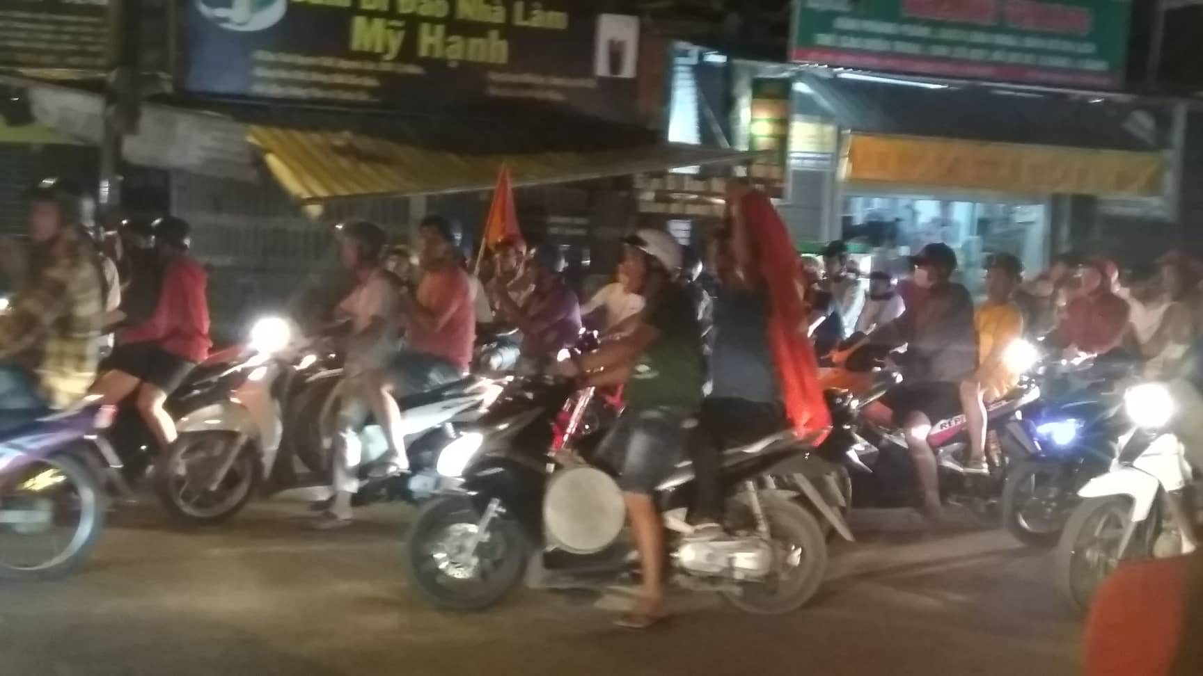 Mừng kỳ tích Olympic Việt Nam: Người hâm mộ không ngủ - Ảnh 35.