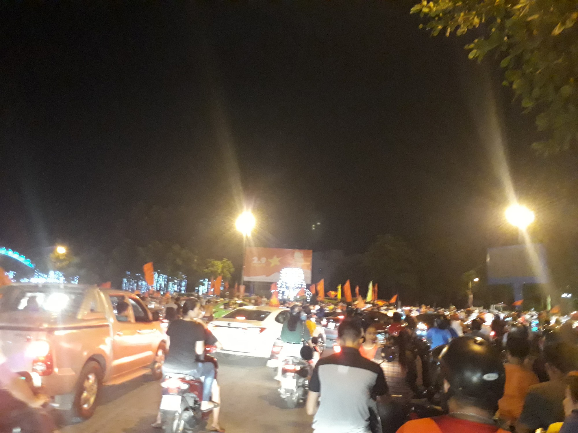 Biển người và cờ đỏ thắp sáng hồ Gươm mừng chiến tích Olympic Việt Nam - Ảnh 42.