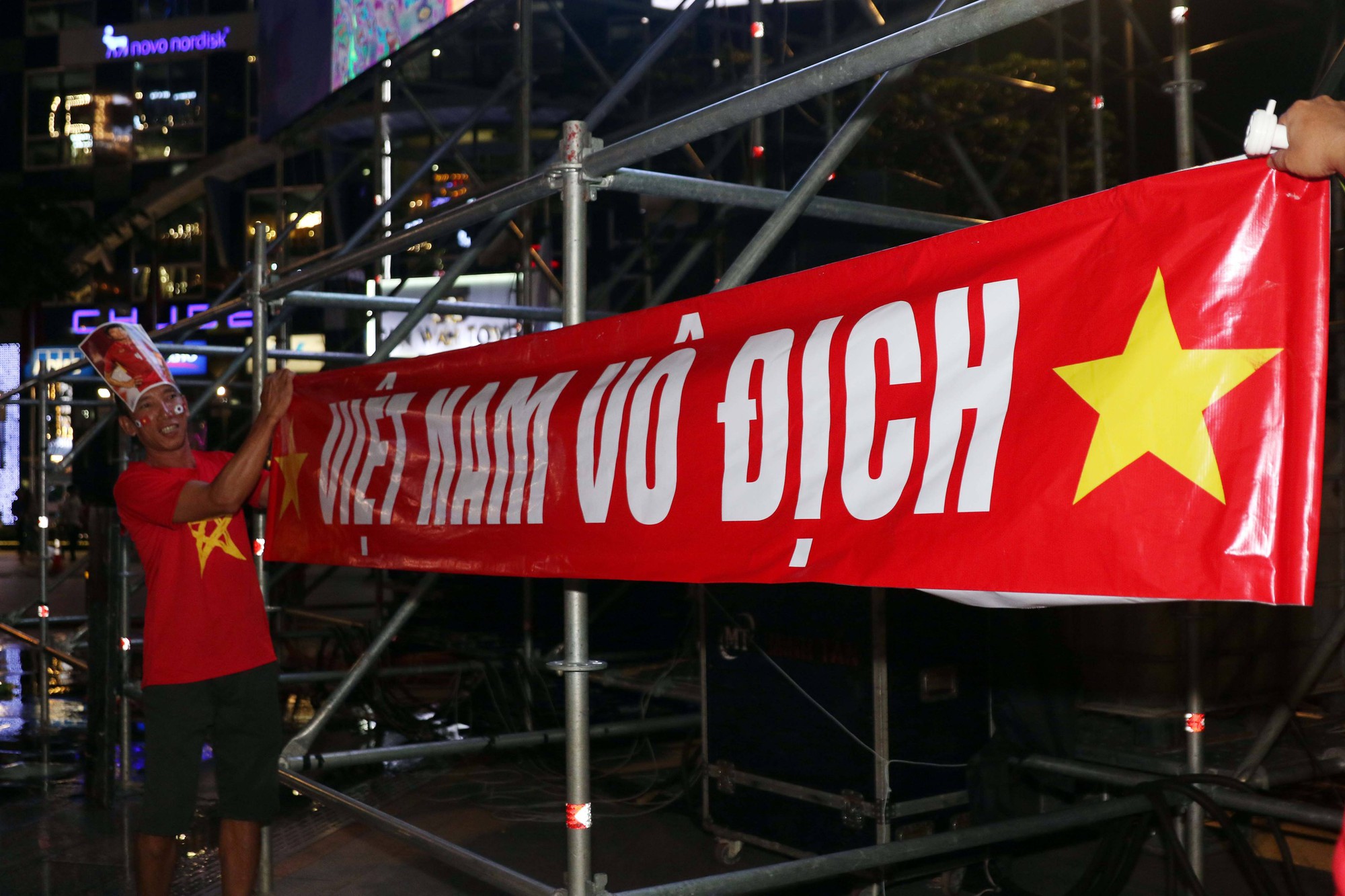 Mừng kỳ tích Olympic Việt Nam: Người hâm mộ không ngủ - Ảnh 3.