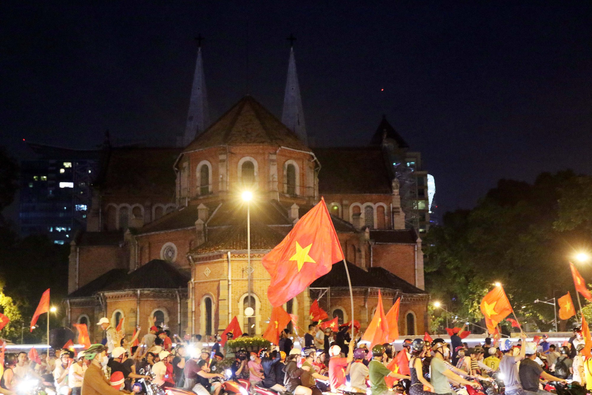 Mừng kỳ tích Olympic Việt Nam: Người hâm mộ không ngủ