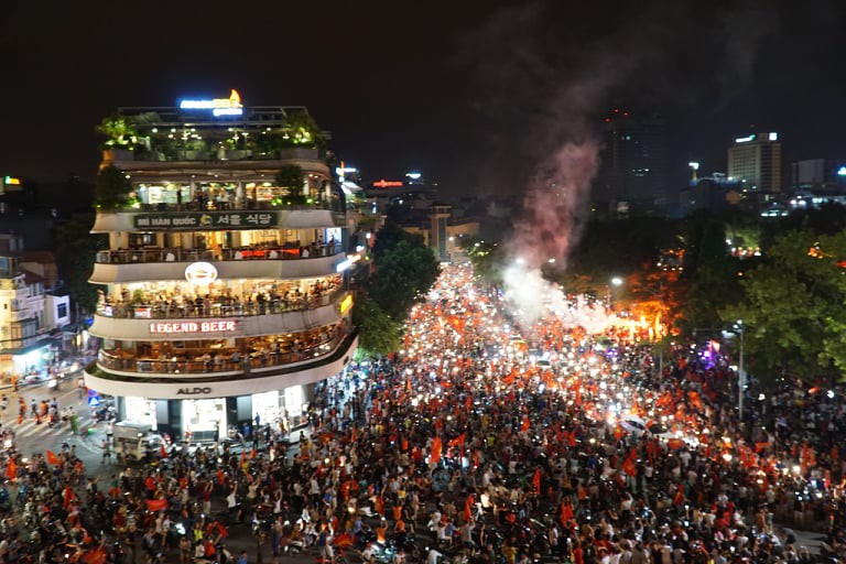 Biển người và cờ đỏ thắp sáng hồ Gươm mừng chiến tích Olympic Việt Nam - Ảnh 10.