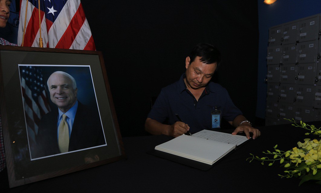 Người dân đến viếng ghi gì trong sổ tang Thượng nghị sĩ  John McCain?
