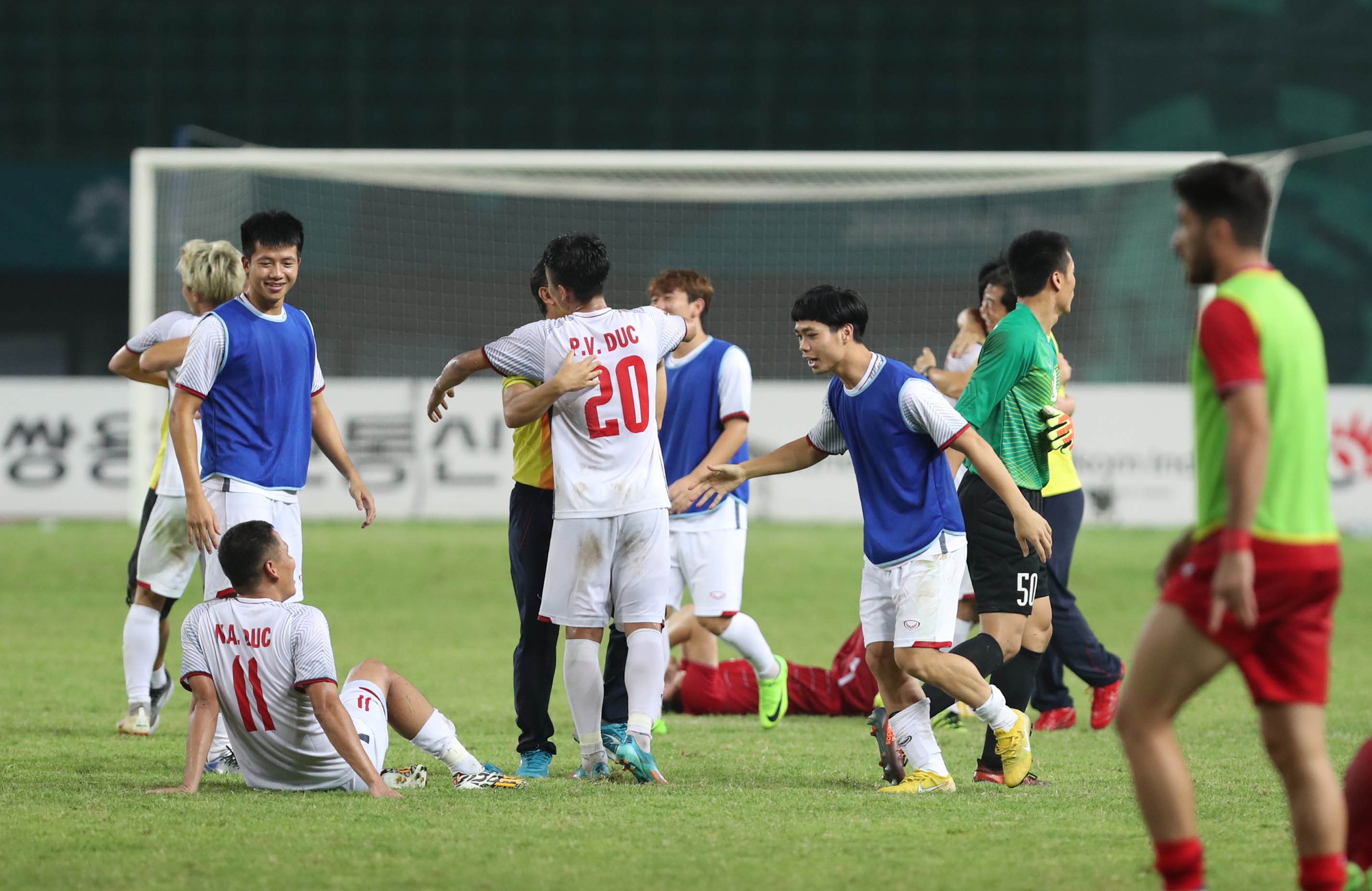 Ch&ugrave;m ảnh thầy tr&ograve; Park Hang-seo ăn mừng chiến t&iacute;ch b&aacute;n kết ASIAD - Ảnh 9.