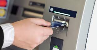 Giảm hạn mức rút tiền qua ATM: Tốn nhiều phí và thêm bực!