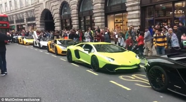 Dân vùng Vịnh lấy máy bay chở siêu xe tới London "tránh nóng"