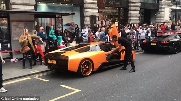 D&acirc;n v&ugrave;ng Vịnh lấy m&aacute;y bay chở si&ecirc;u xe tới London tr&aacute;nh n&oacute;ng - Ảnh 4.