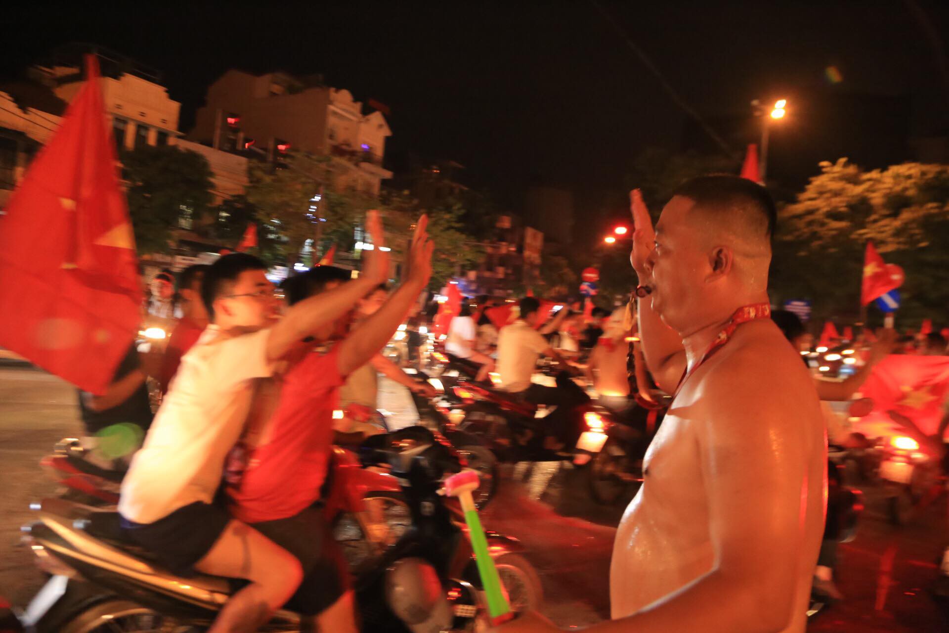 Biển người và cờ đỏ thắp sáng hồ Gươm mừng chiến tích Olympic Việt Nam - Ảnh 20.