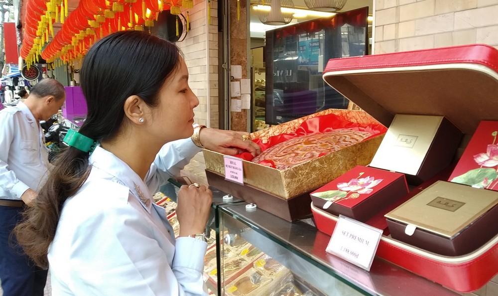 Kiểm tra đột xuất, c&aacute;c hiệu b&aacute;nh Trung thu đều bảo đảm an to&agrave;n - Ảnh 2.