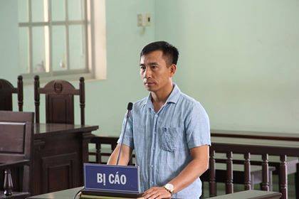 Bình Định: Kẻ cầm dao dọa giết phóng viên bị 6 tháng tù - Ảnh 1.