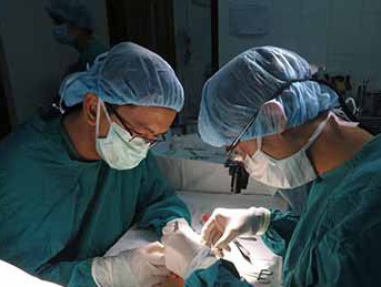 Gần 70 tuổi, phát hiện khối u buồng trứng khổng lồ