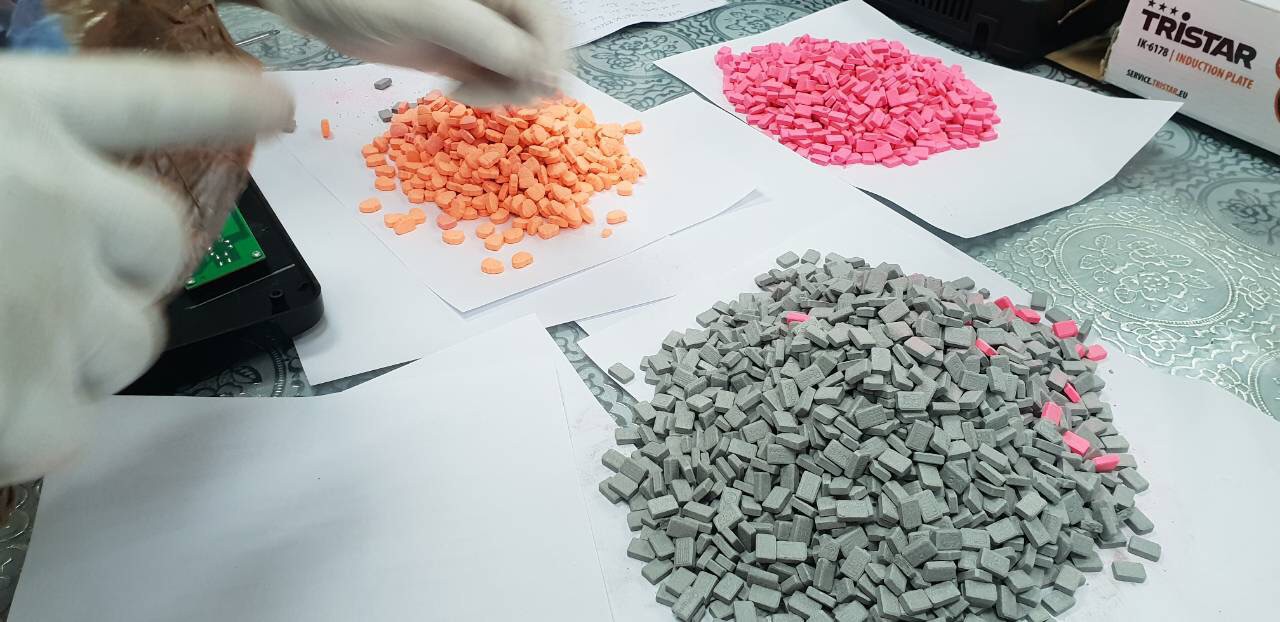 Mở thùng hàng từ châu Âu, thấy hơn 7,5 kg thuốc lắc