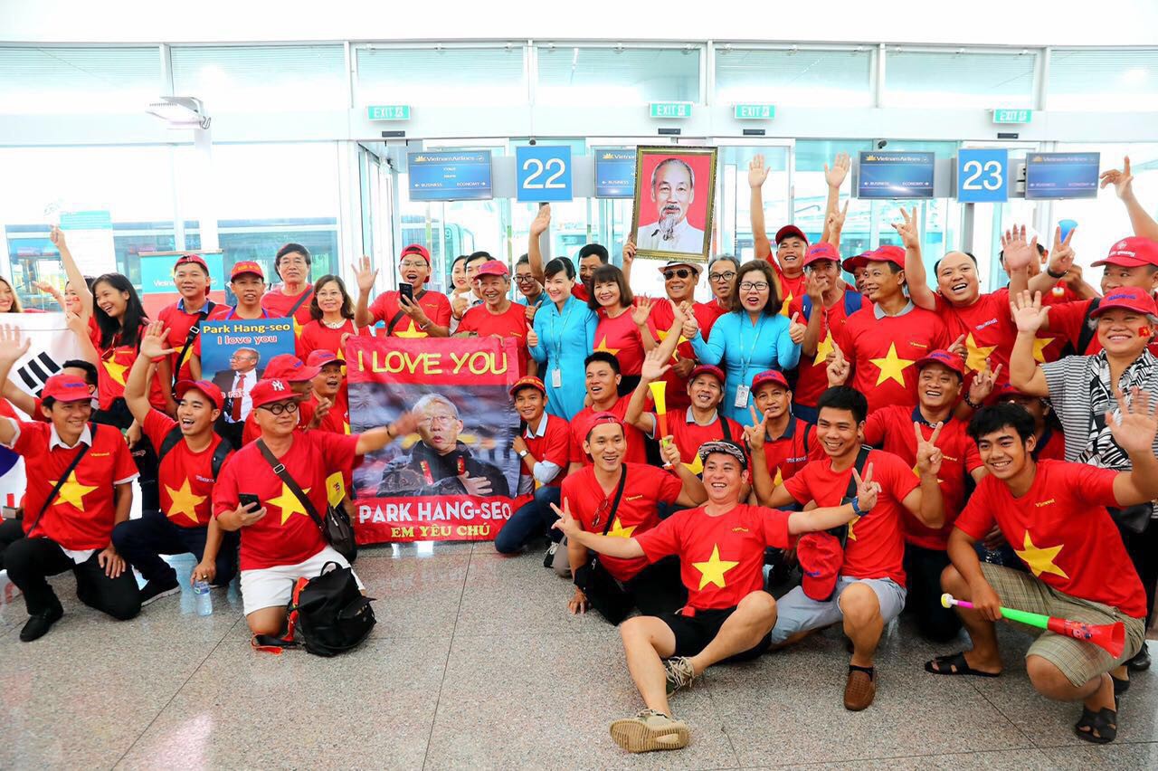 CĐV nhuộm đỏ c&aacute;c chuyến bay sang Jakarta tiếp lửa cho Olympic Việt Nam - Ảnh 2.