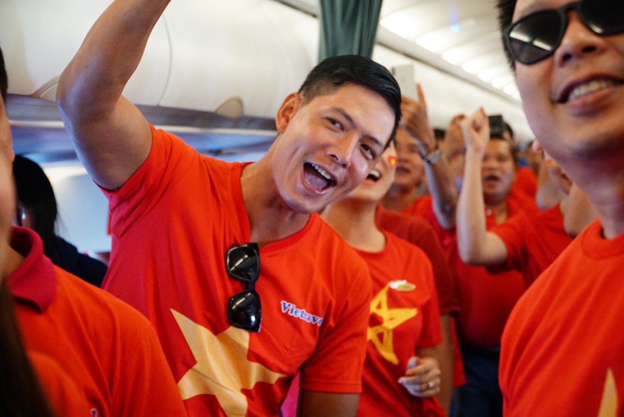 CĐV nhuộm đỏ c&aacute;c chuyến bay sang Jakarta tiếp lửa cho Olympic Việt Nam - Ảnh 24.