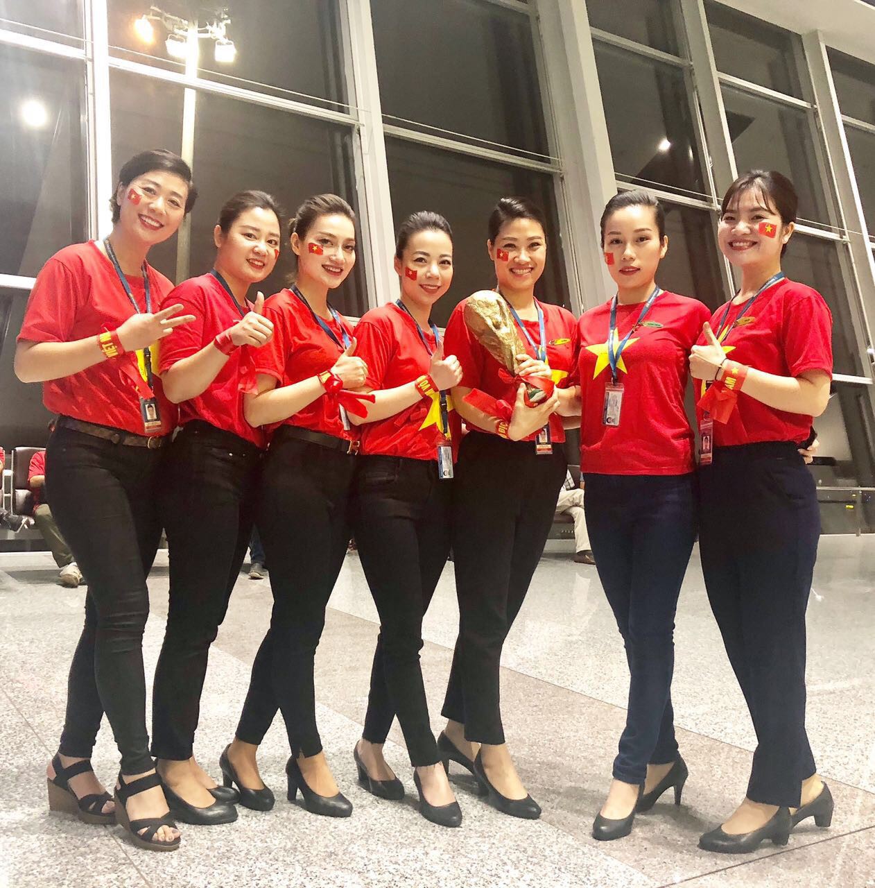 CĐV nhuộm đỏ c&aacute;c chuyến bay sang Jakarta tiếp lửa cho Olympic Việt Nam - Ảnh 6.
