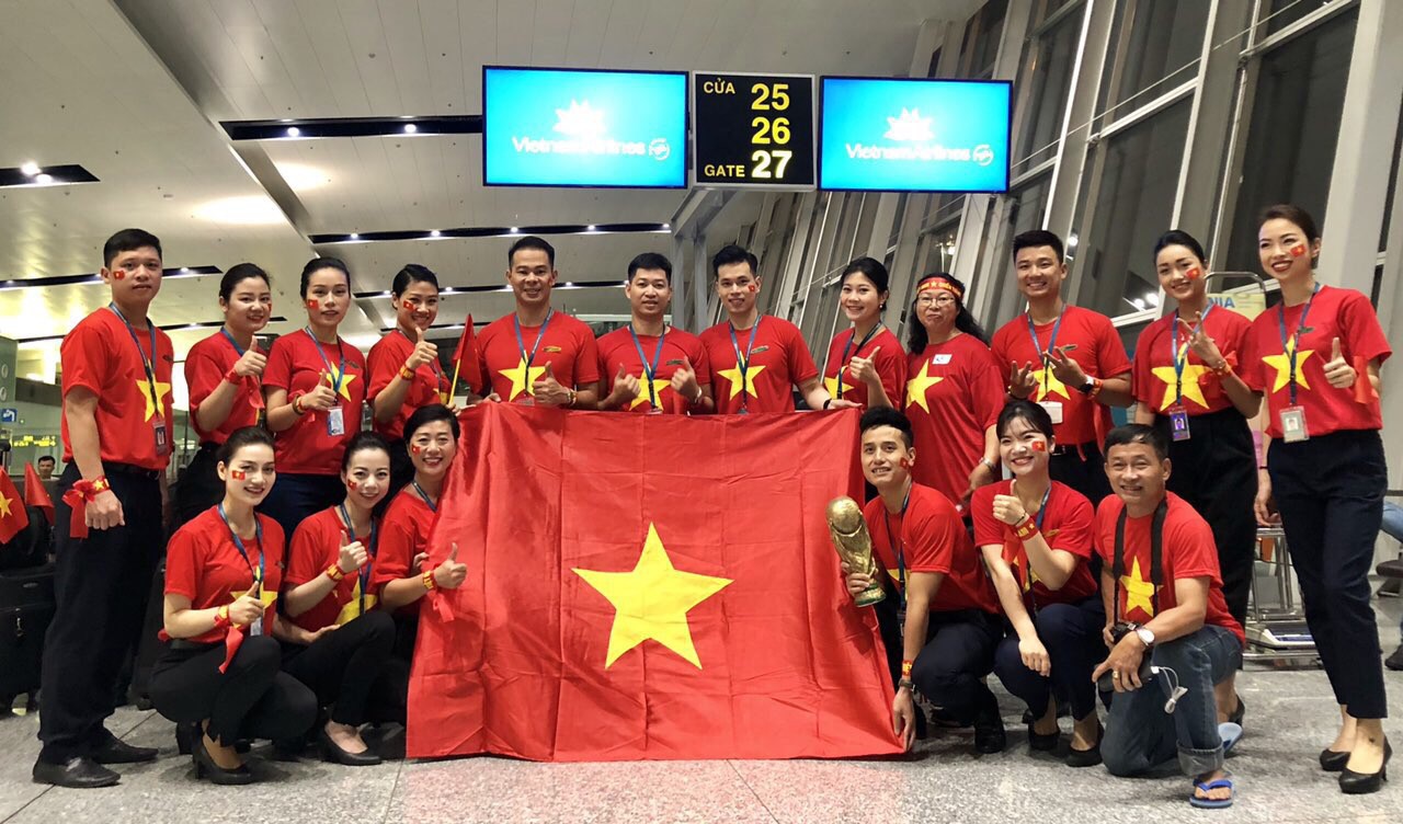 CĐV nhuộm đỏ c&aacute;c chuyến bay sang Jakarta tiếp lửa cho Olympic Việt Nam - Ảnh 7.