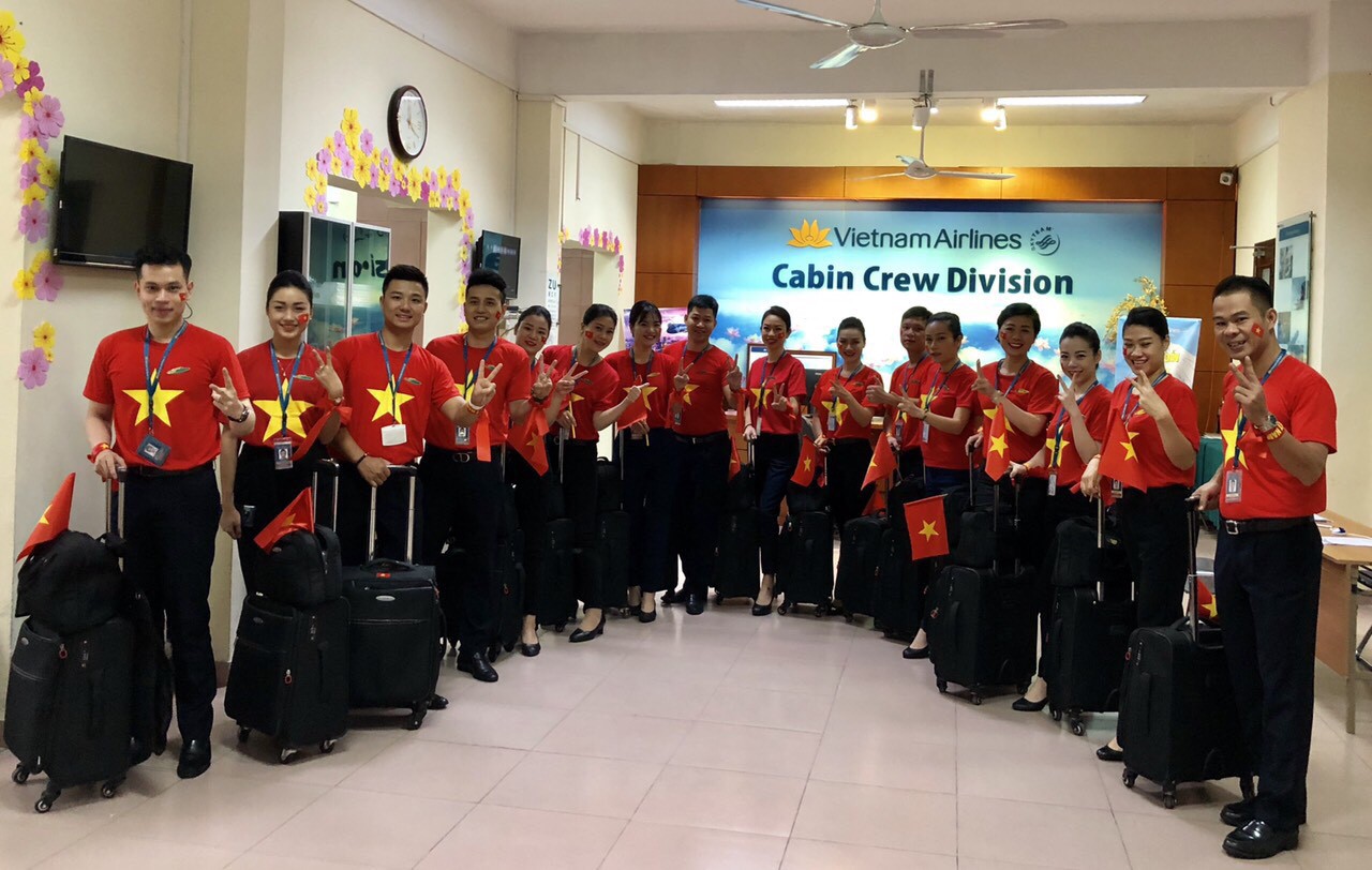 CĐV nhuộm đỏ c&aacute;c chuyến bay sang Jakarta tiếp lửa cho Olympic Việt Nam - Ảnh 8.