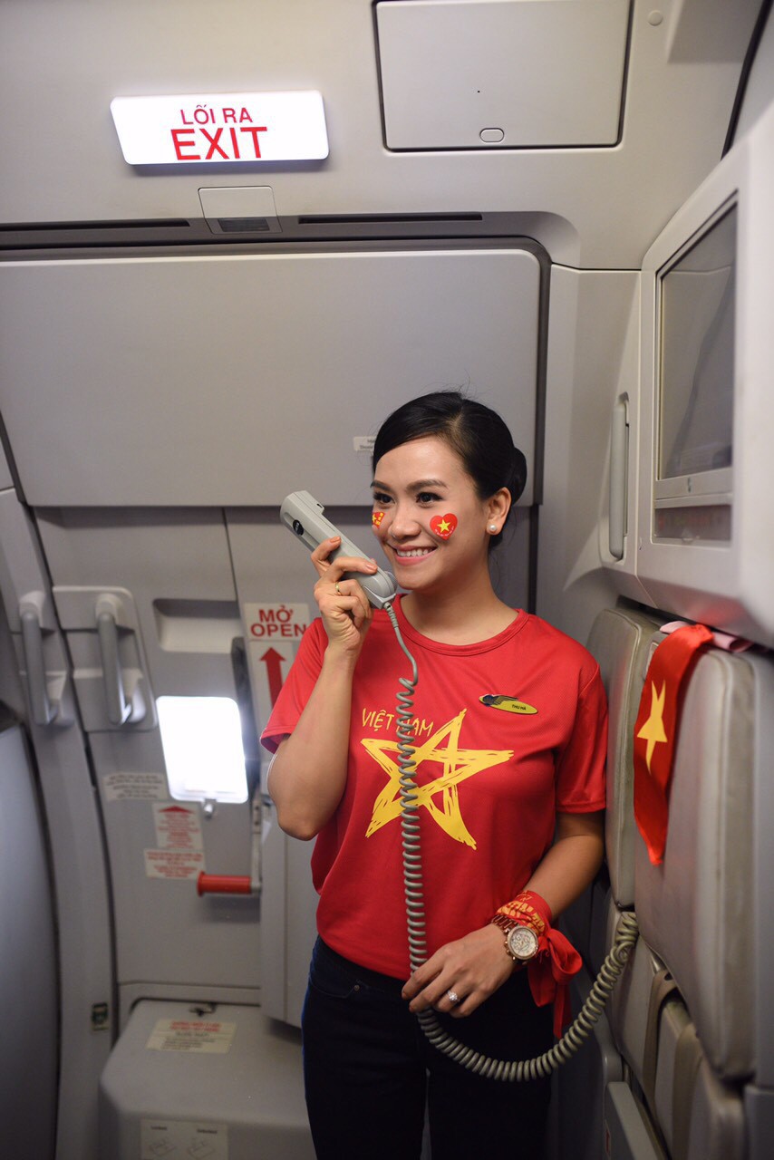 CĐV nhuộm đỏ c&aacute;c chuyến bay sang Jakarta tiếp lửa cho Olympic Việt Nam - Ảnh 9.