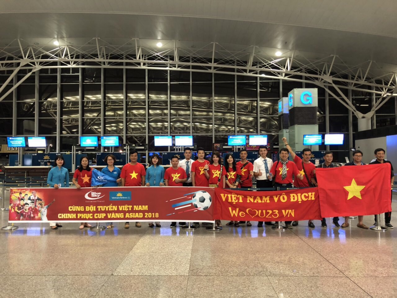 CĐV nhuộm đỏ c&aacute;c chuyến bay sang Jakarta tiếp lửa cho Olympic Việt Nam - Ảnh 13.