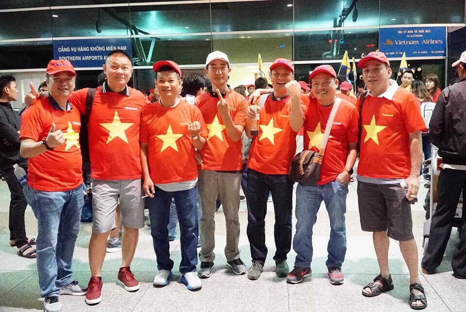CĐV nhuộm đỏ c&aacute;c chuyến bay sang Jakarta tiếp lửa cho Olympic Việt Nam - Ảnh 14.
