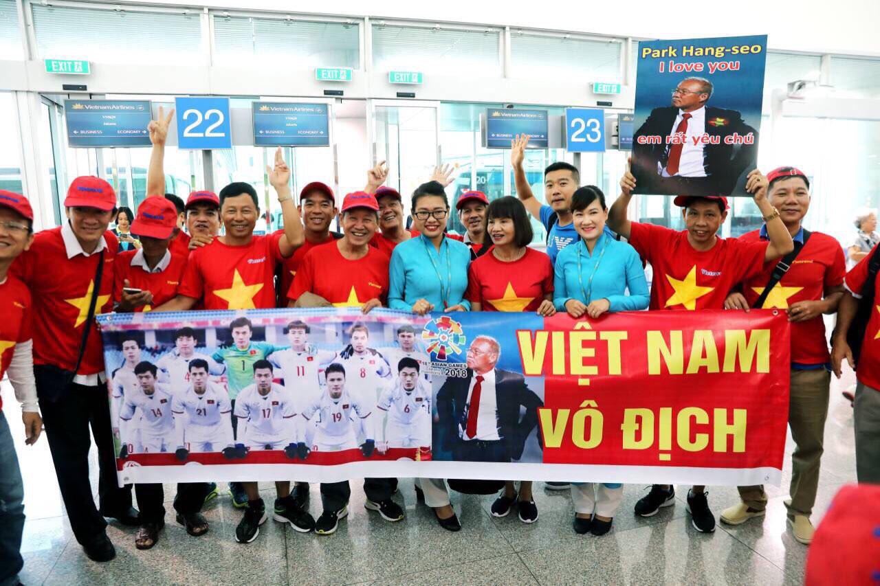 CĐV nhuộm đỏ c&aacute;c chuyến bay sang Jakarta tiếp lửa cho Olympic Việt Nam - Ảnh 15.