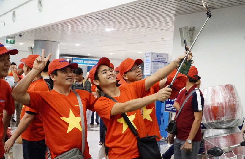 CĐV nhuộm đỏ c&aacute;c chuyến bay sang Jakarta tiếp lửa cho Olympic Việt Nam - Ảnh 25.