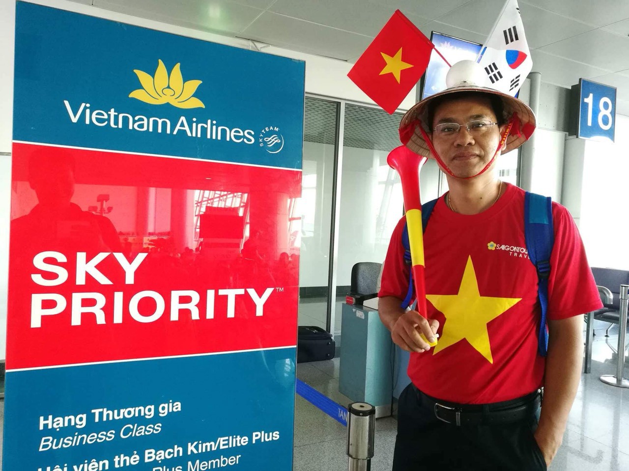 CĐV nhuộm đỏ c&aacute;c chuyến bay sang Jakarta tiếp lửa cho Olympic Việt Nam - Ảnh 19.
