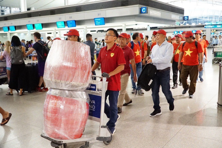 CĐV nhuộm đỏ c&aacute;c chuyến bay sang Jakarta tiếp lửa cho Olympic Việt Nam - Ảnh 26.