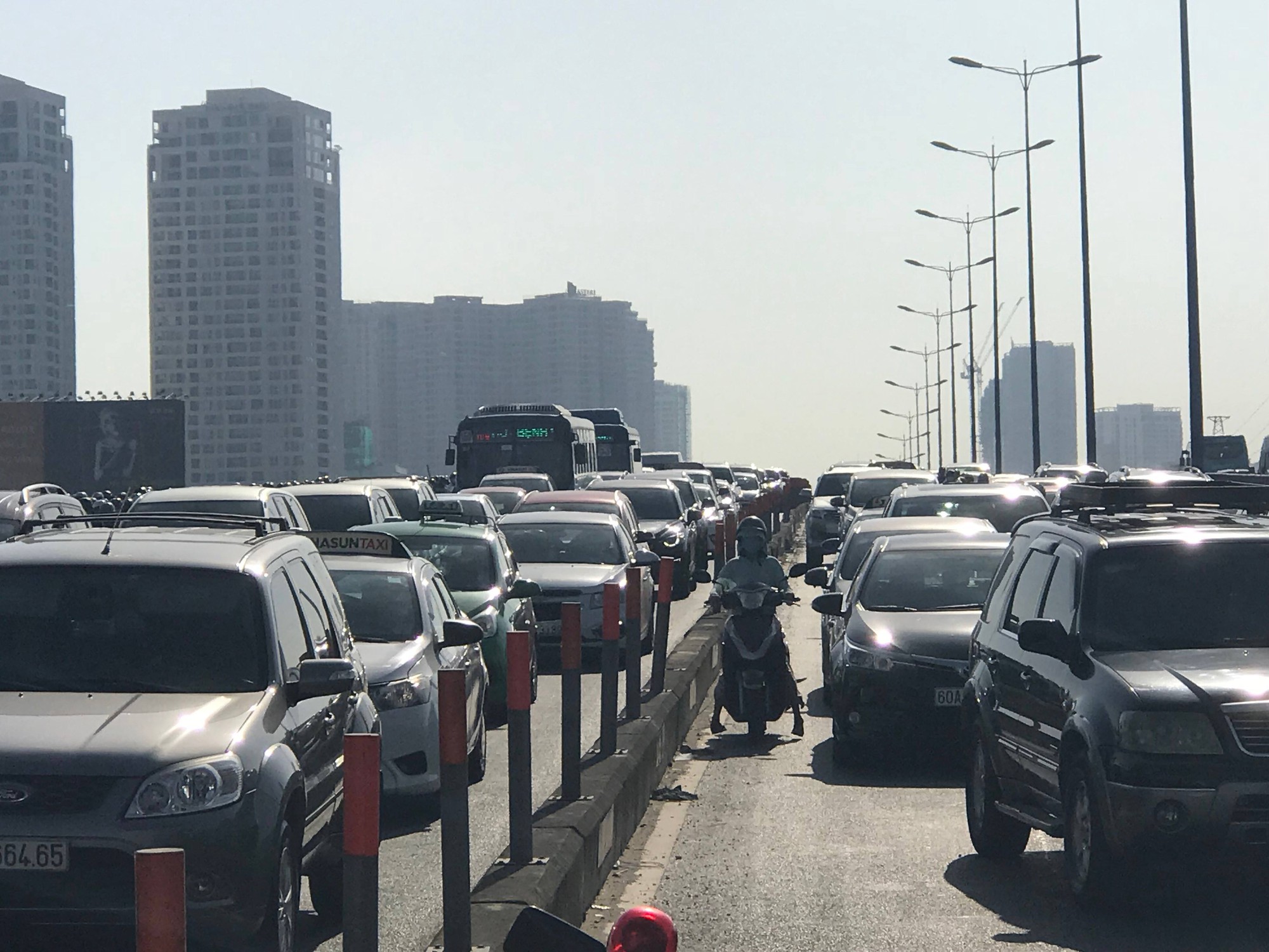Xe bồn “làm xiếc” trên cầu Sài Gòn gây ùn tắc hàng cây số